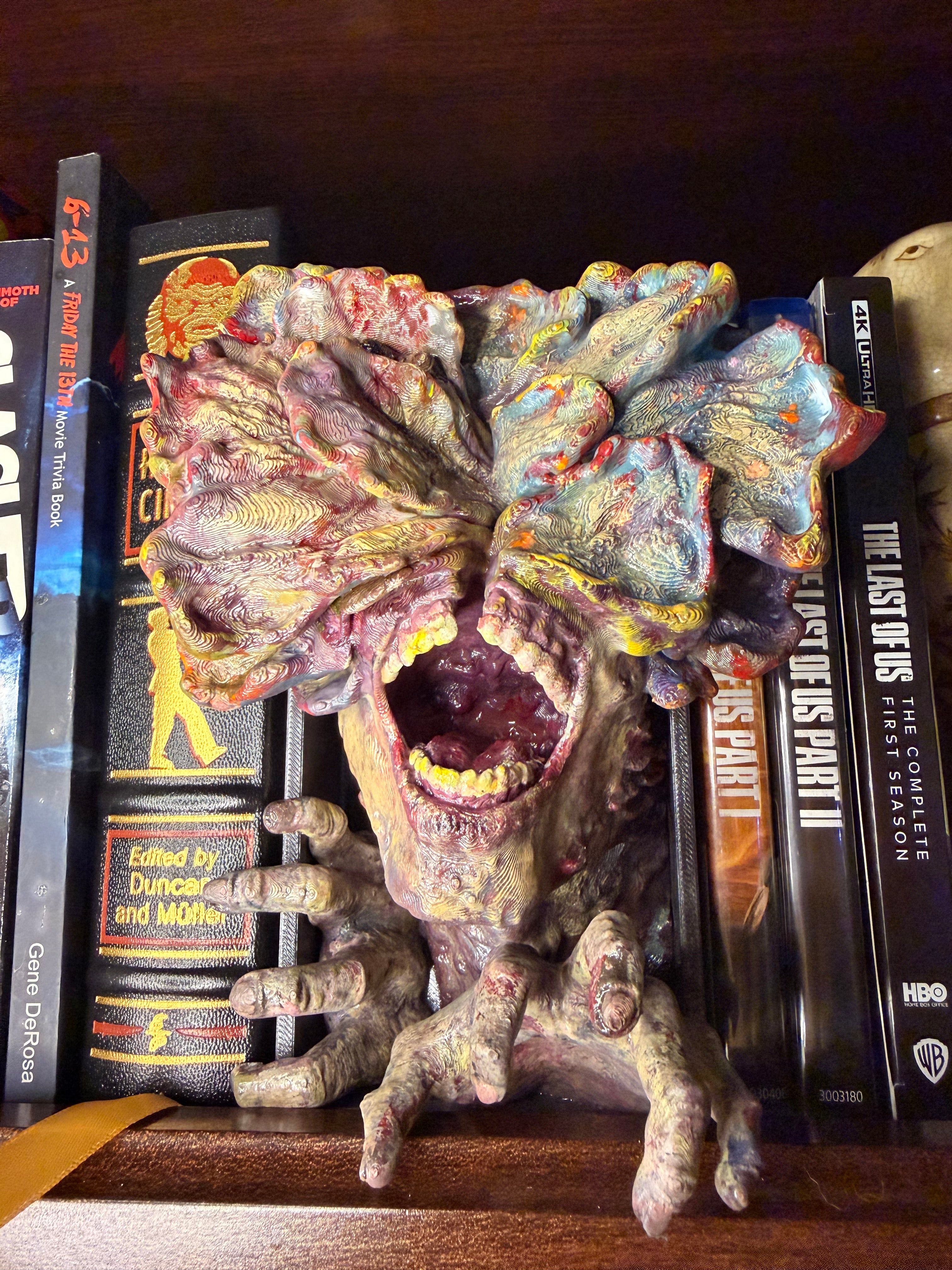 Clicker Book Nook – Hand-Painted 3D Printed Display