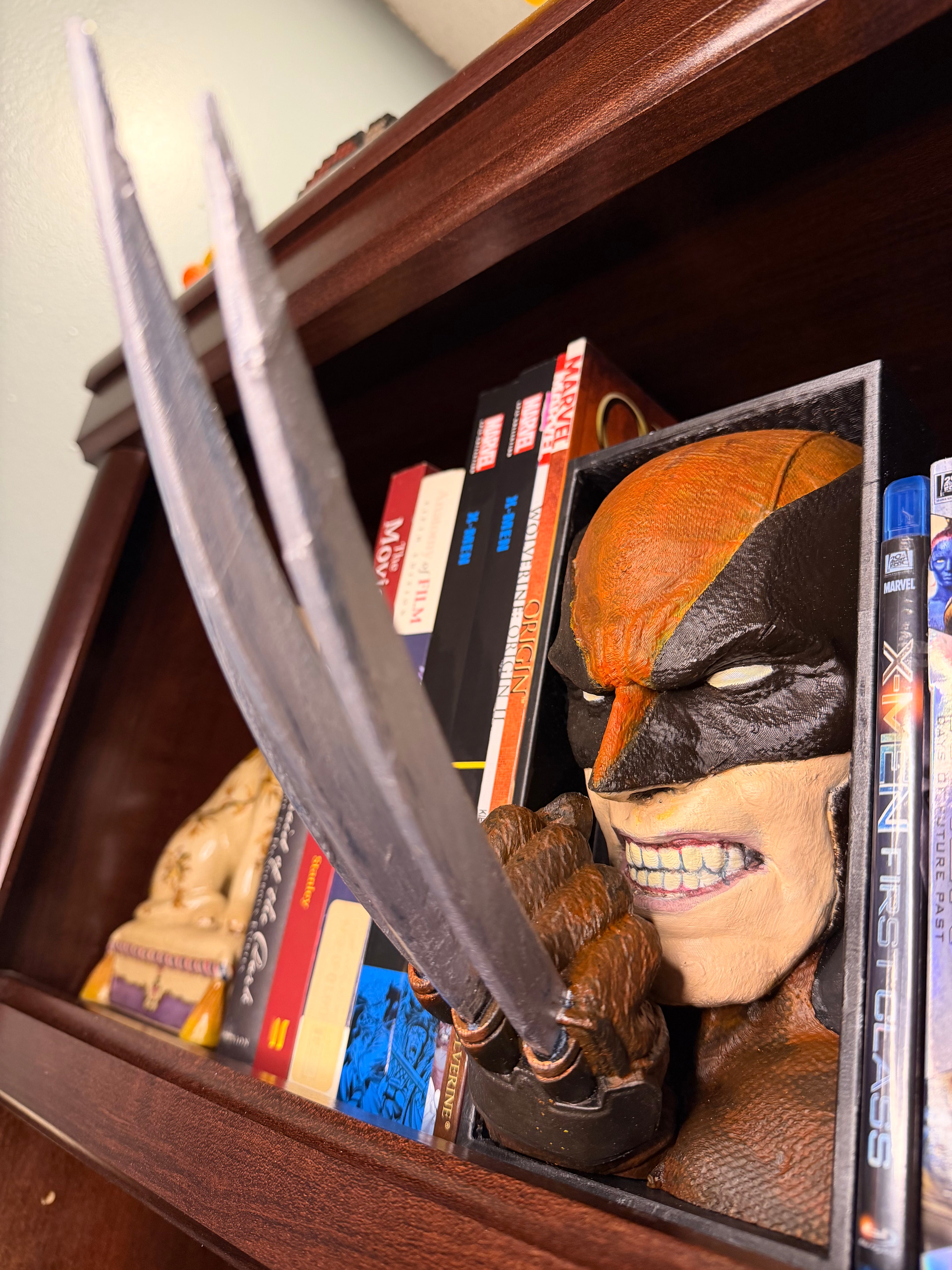 Wolverine Book Nook – Hand-Painted 3D Printed Display